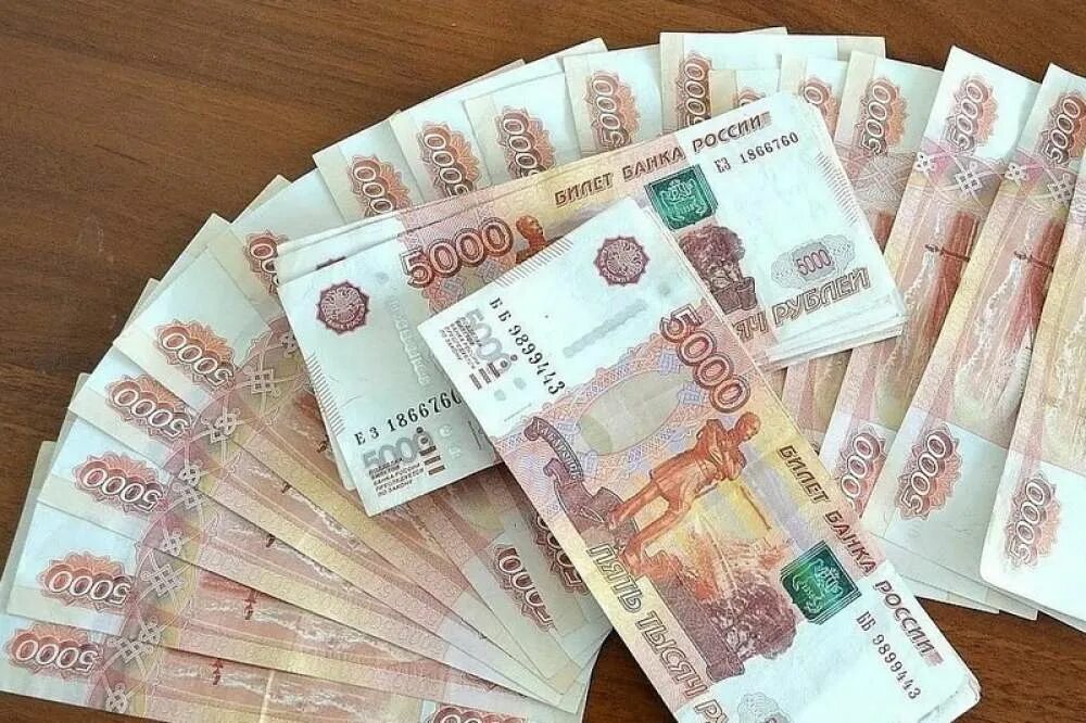 СТО тысяч рублей. 100 Тысяч рублей. Деньги рубли. 100 000 Рублей купюрами по 5000.