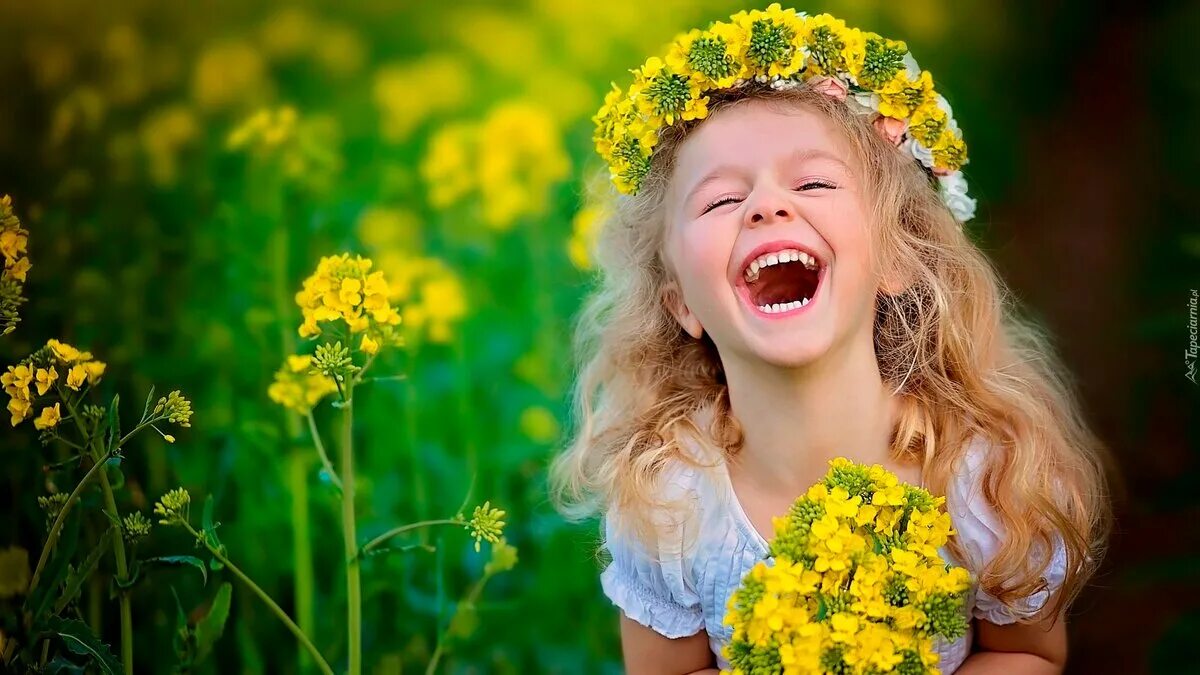 Веселые дети. Счастливое лицо. Улыбающийся человек. День смеха фон. Девочка с цветами.