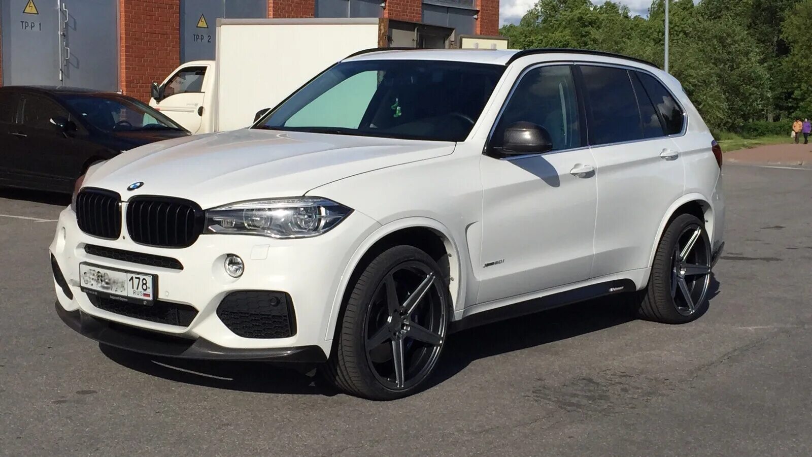 BMW x5 f15 белый. BMW x5 f15 м пакет. BMW x5 f15 r22. БМВ х5 2015 белый. X 5 0.5 x 1