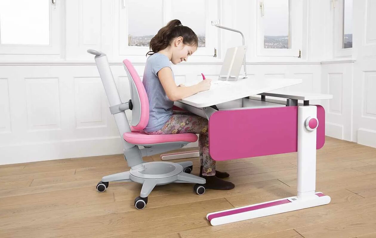 Как правильно выбрать кресло. Парта Comf Pro. Детский стул для письменного стола для школьника ортопедический. Растущее кресло для школьника. Стул для ребёнка к столу письменному.