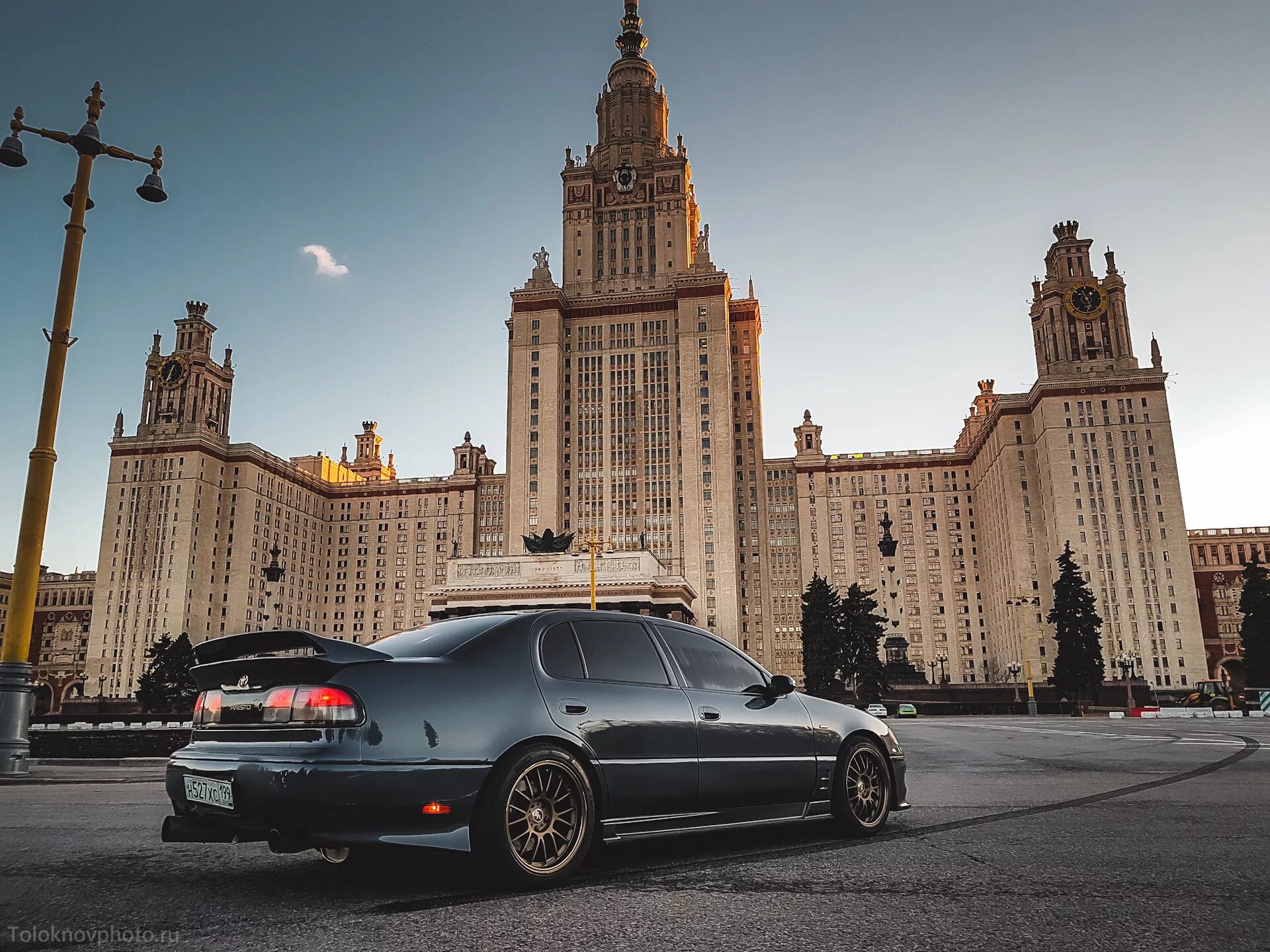 Мгу машина. Москва смотра МГУ. Мерседес 222 около МГУ. Москва МГУ Тачки. BMW m5 около МГУ.