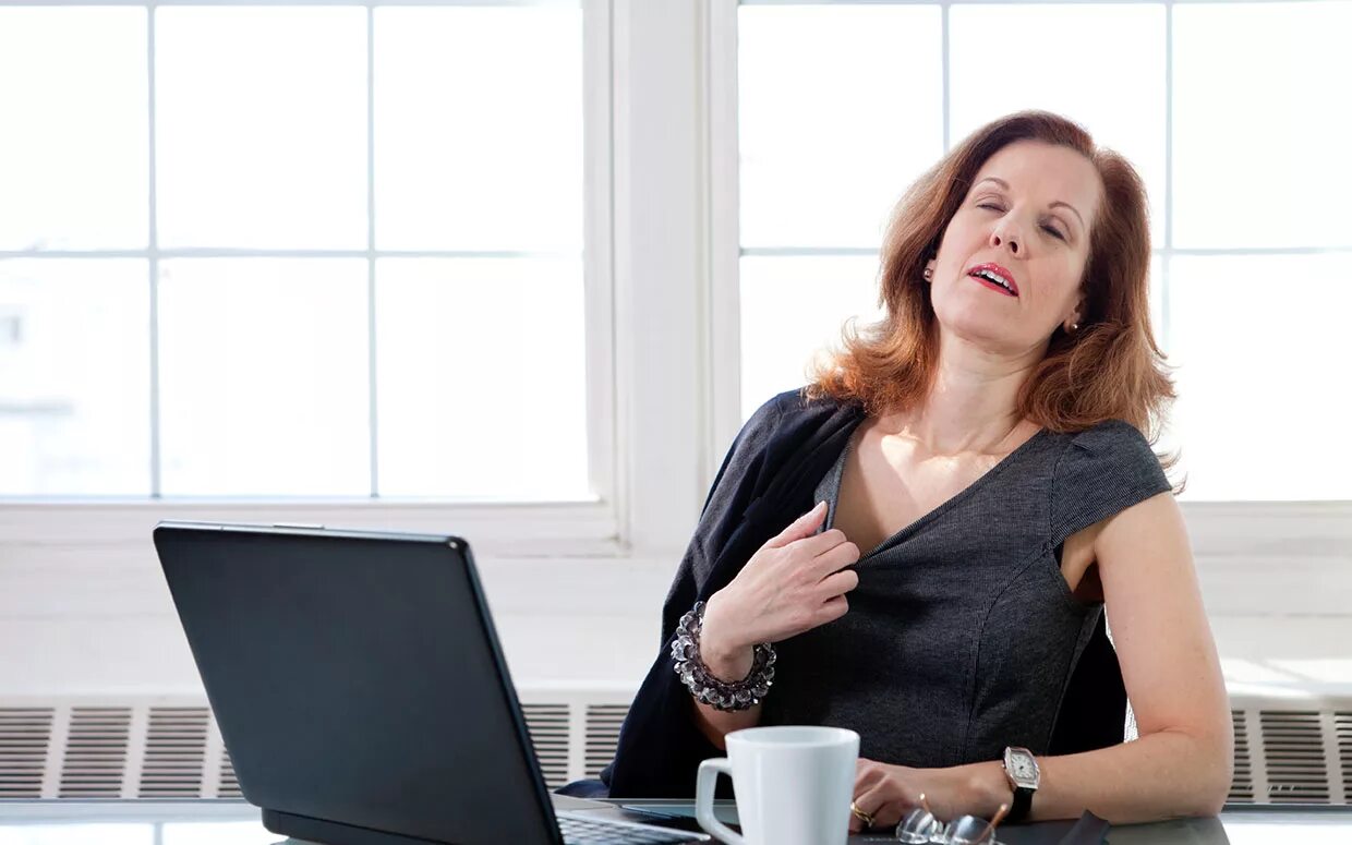 Потливость климакс. Климакс прилив жара. Женщина потеет. Приливы ночью при климаксе. Приливы ночью при климаксе.