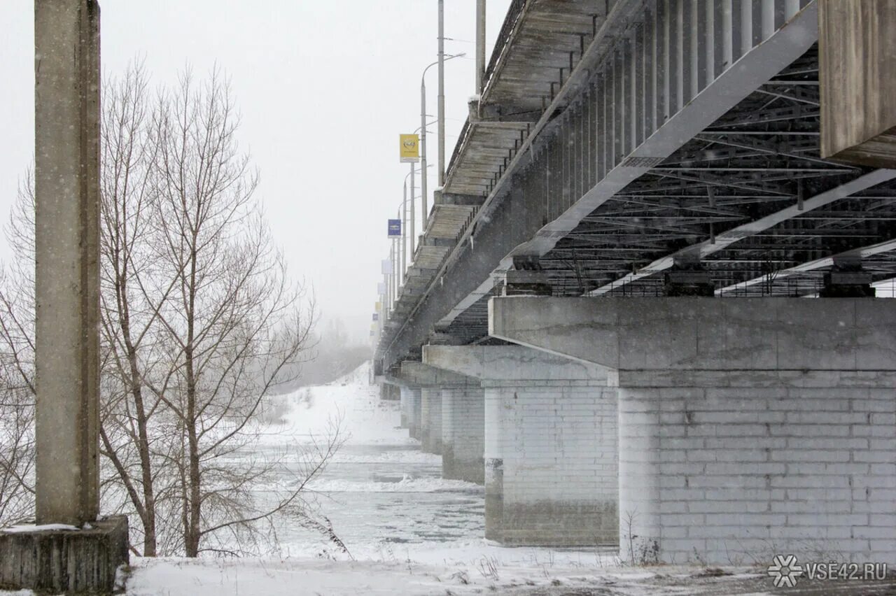 Кузбасский мост Кемерово. Мост Новокузнецк Мундыбаш. Кузедеево мост. ДОЗОВСКИЙ мост Новокузнецк. Уровень воды на новокузнецком мосту