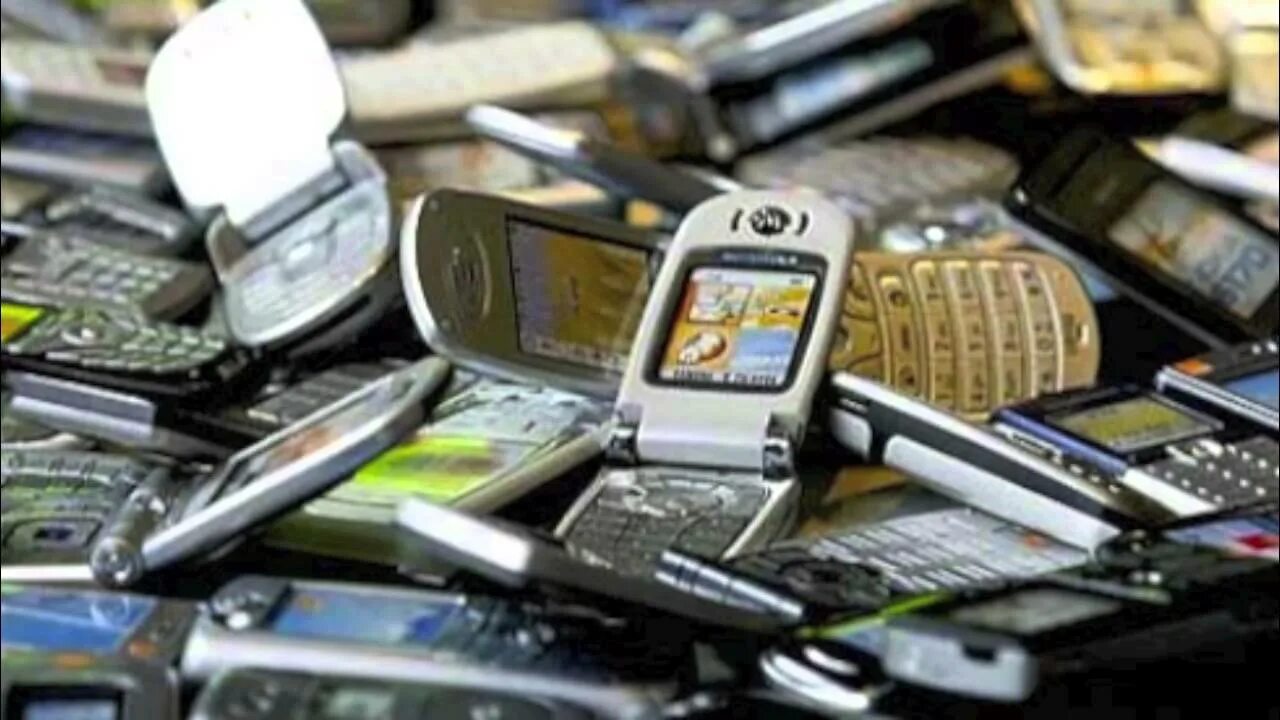 Менеджер логист. Закуп телефонов. Человек покупает смартфон. Девушка продавец смартфонов. Офис менеджер.