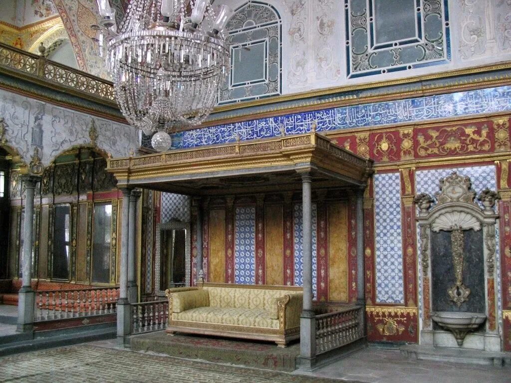 Где жили султаны. Дворец Султана Сулеймана в Стамбуле. Дворец Султана Сулеймана Топкапы. Трабзон дворец Сулеймана.