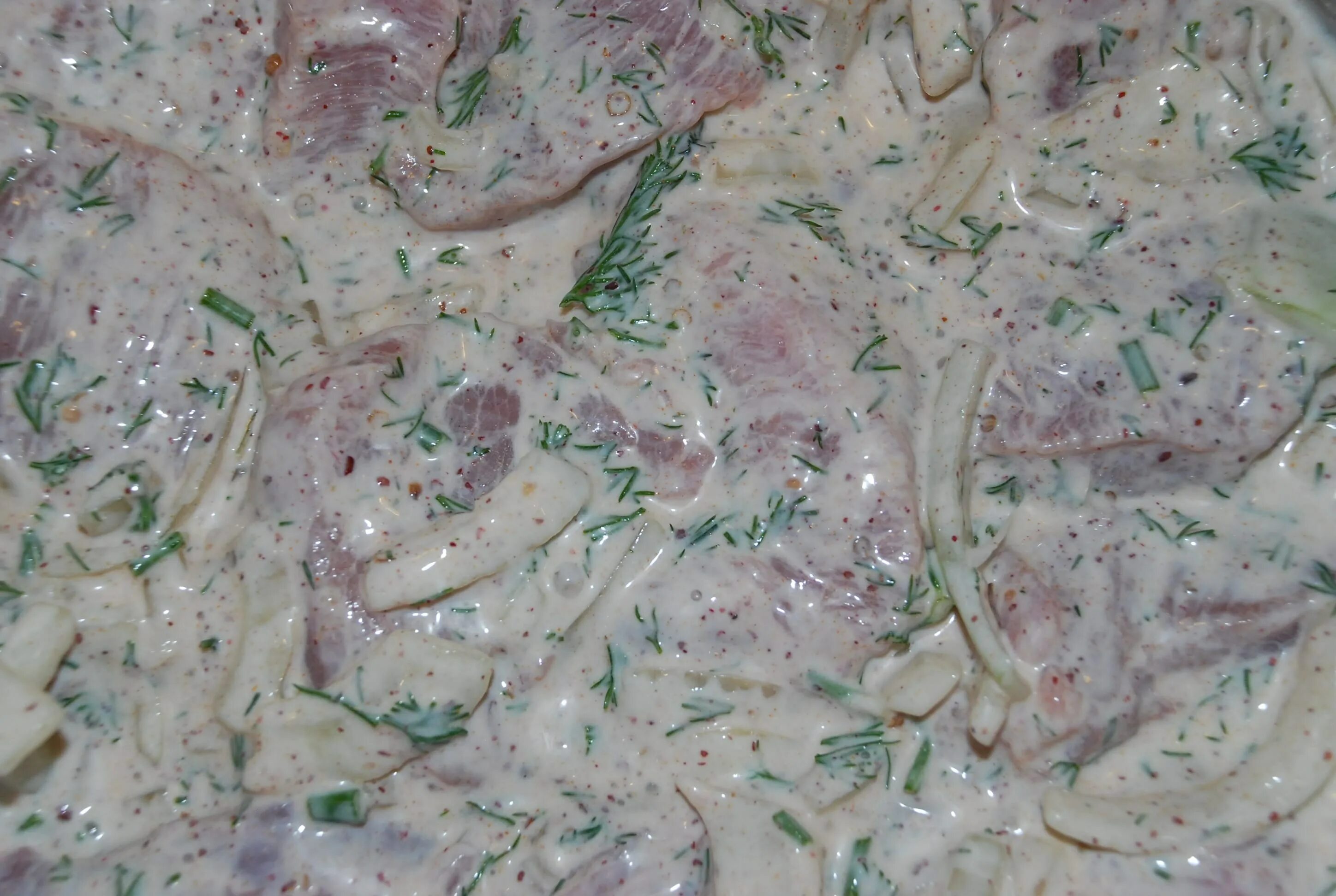 Как замариновать шашлык в кефире. Мясо в кефирном маринаде. маринад мяса с кефиром. шашлык маринованный в кефире. маринад для шашлыка с майонезом.