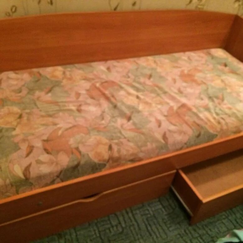Кровать полуторка авито. Б/У .кровать полуторка. Кровать полуторная на Юле даром. Кровать полуторка отдам даром. Отдам даром вещи 2 кровати полуторные немецкие.