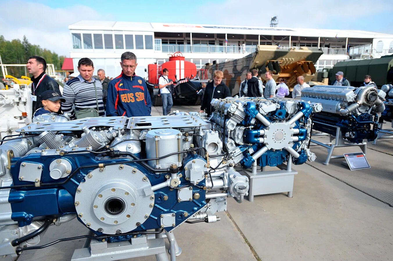 Челябинский тракторный завод двигатели для танков. Танковый завод в тагиле. Чтз-уралтрак моторный завод. Цеха завода чтз. Моторный завод чтз.