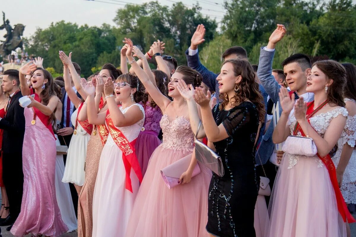 Выпускной бал. Выпускники. Каком выпускном. Выпускной. Школьный выпускной.