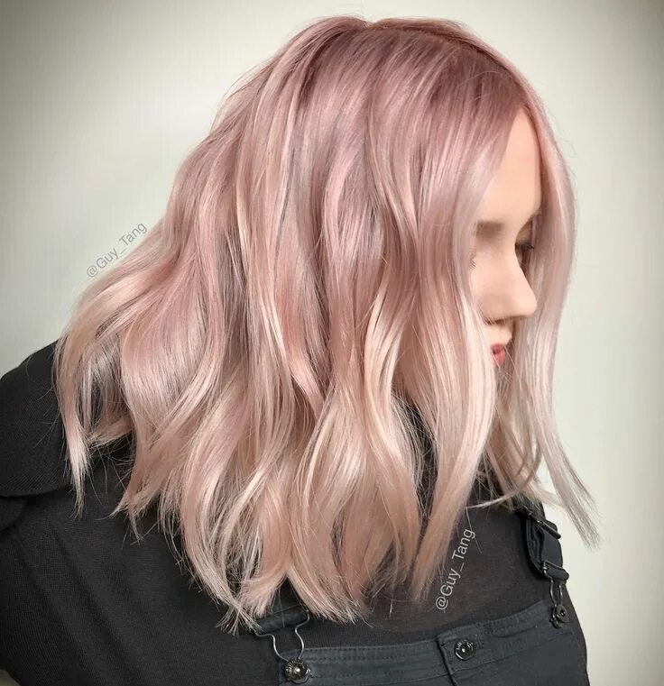 Rose blonde. Роуз Голд омбре. Клубничный блонд велла. Роуз Голд балаяж. Роуз Голд цвет волос.