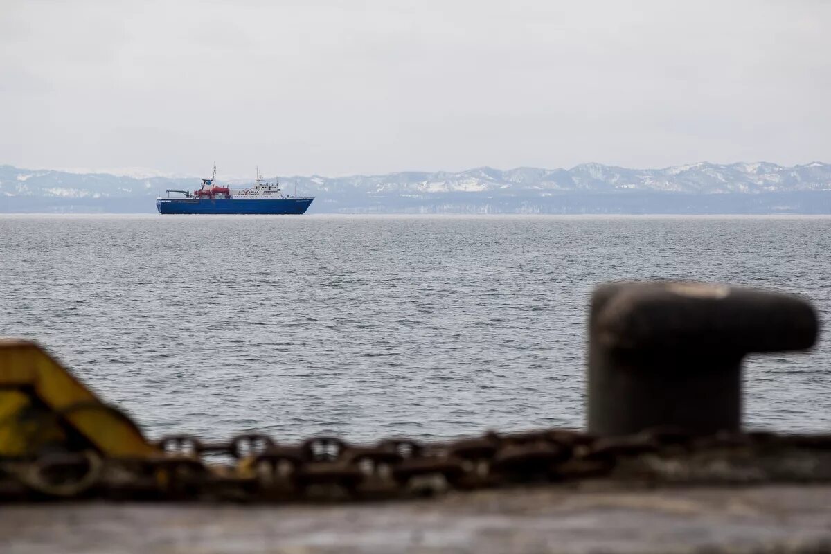 Пароход корсаков. Корсаков Охотское море. Порт Корсаков Сахалин. Корсаков город на Сахалине. Сахалин Корсаков фото.