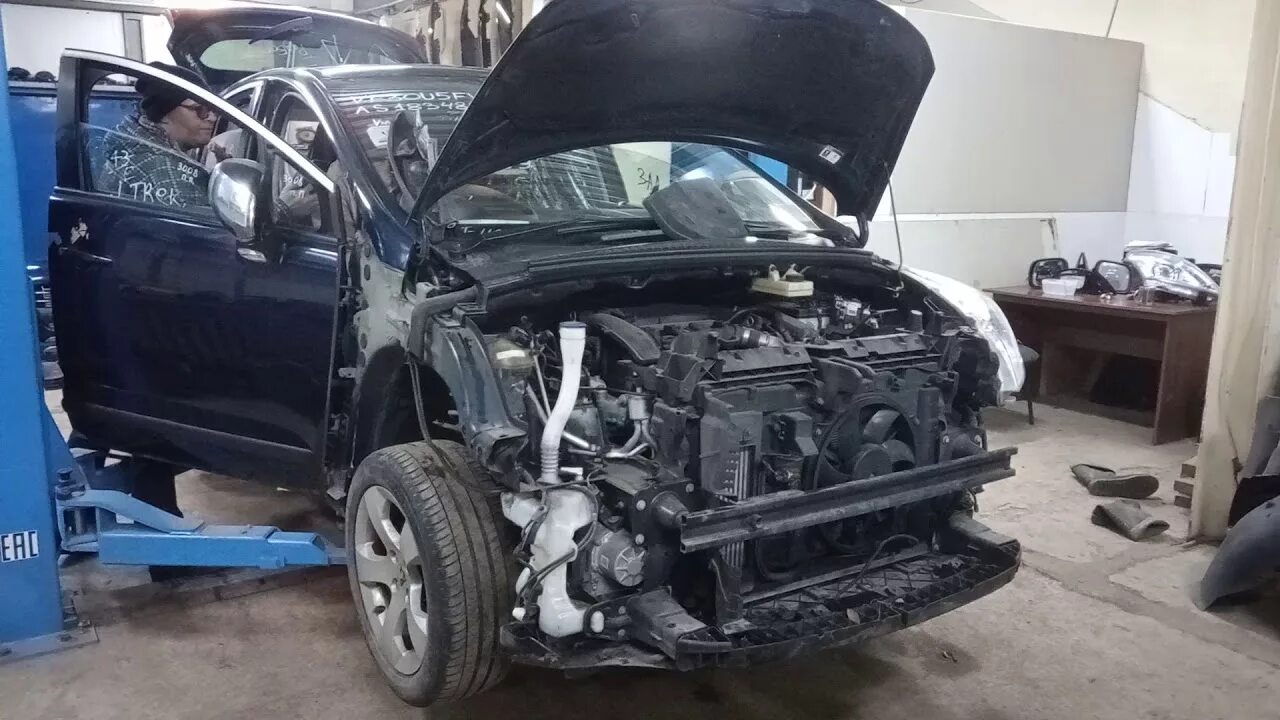 Приезд разбор. Разобранный Peugeot. Демонтаж жабо Пежо 3008 2012. Пежо разбор фото пола.