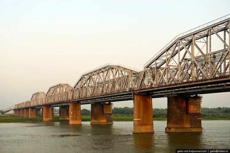 На какой реке расположен омск. Омск железнодорожные мосты Иртыш. Омский Железнодорожный мост через реку Иртыш. Омск ЖД мост река Иртыш. Омск Железнодорожный мост Омск.