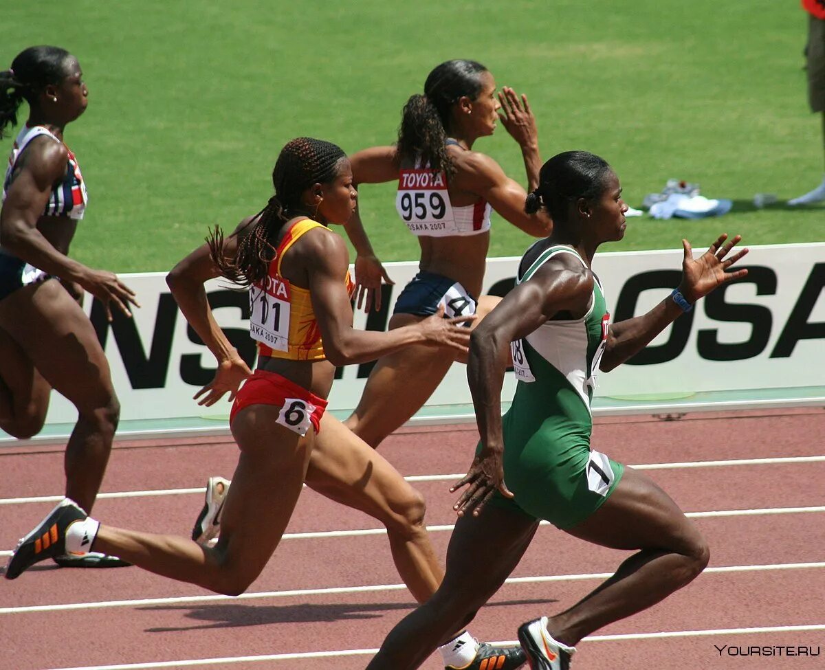 Бегун на стометровке. Усейн болт Пекин 2008. Спринт 100 метров женщины. Спринтерский бег спринт. Бегунши на короткие дистанц.
