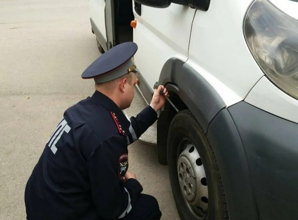 Досмотр гибдд. Инспектор автомобиль. ГАИ. Гаишник. Досмотр автомобиля.