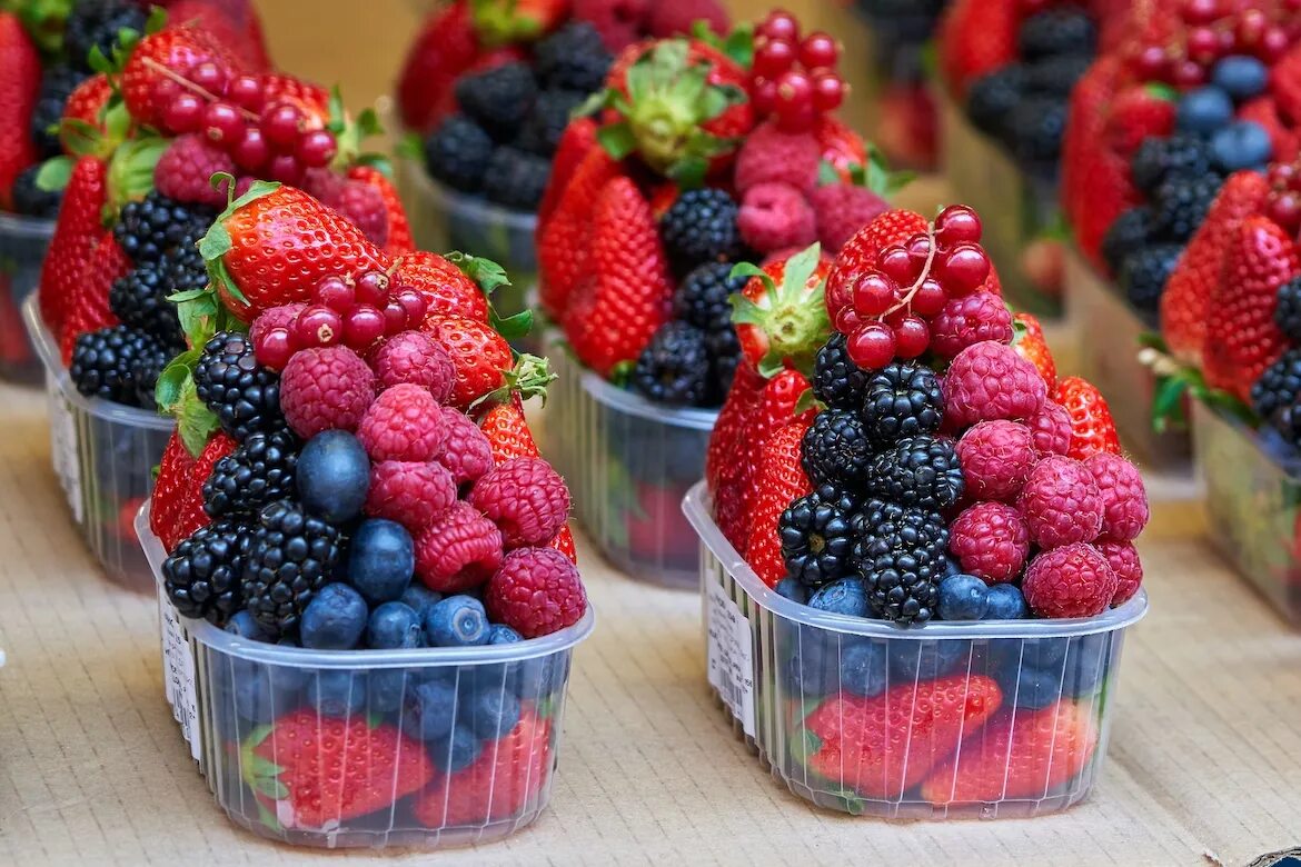 Самые интересные ягоды. Фрукты и ягоды. Свежие ягоды. Красивые фрукты и ягоды. Полезные ягоды.