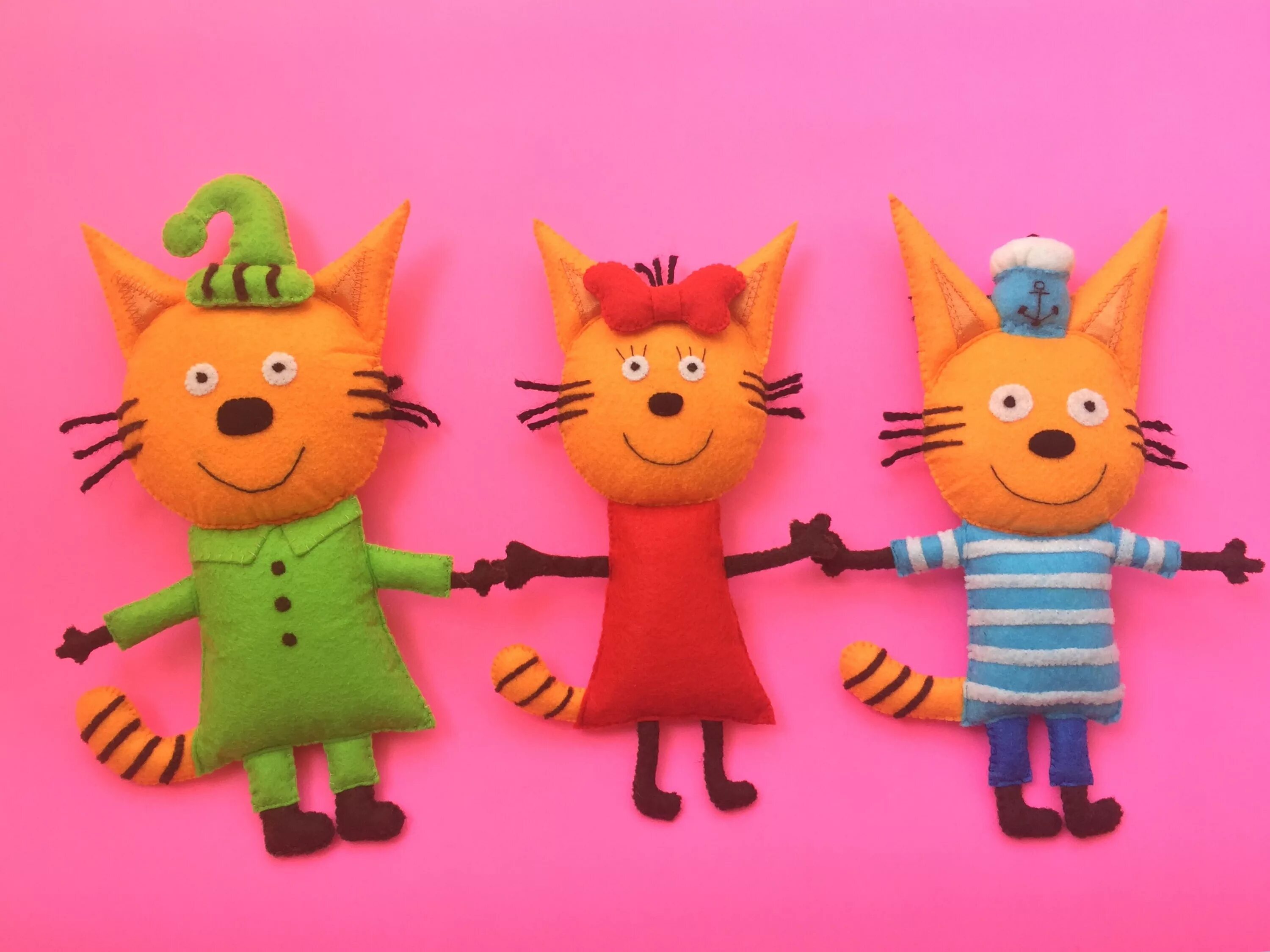 Одежда коржика. Три кота Коржик Карамелька. Три кота игрушки компот Коржик Карамелька. Три кота игрушка Коржик. Игрушки из фетра три кота.