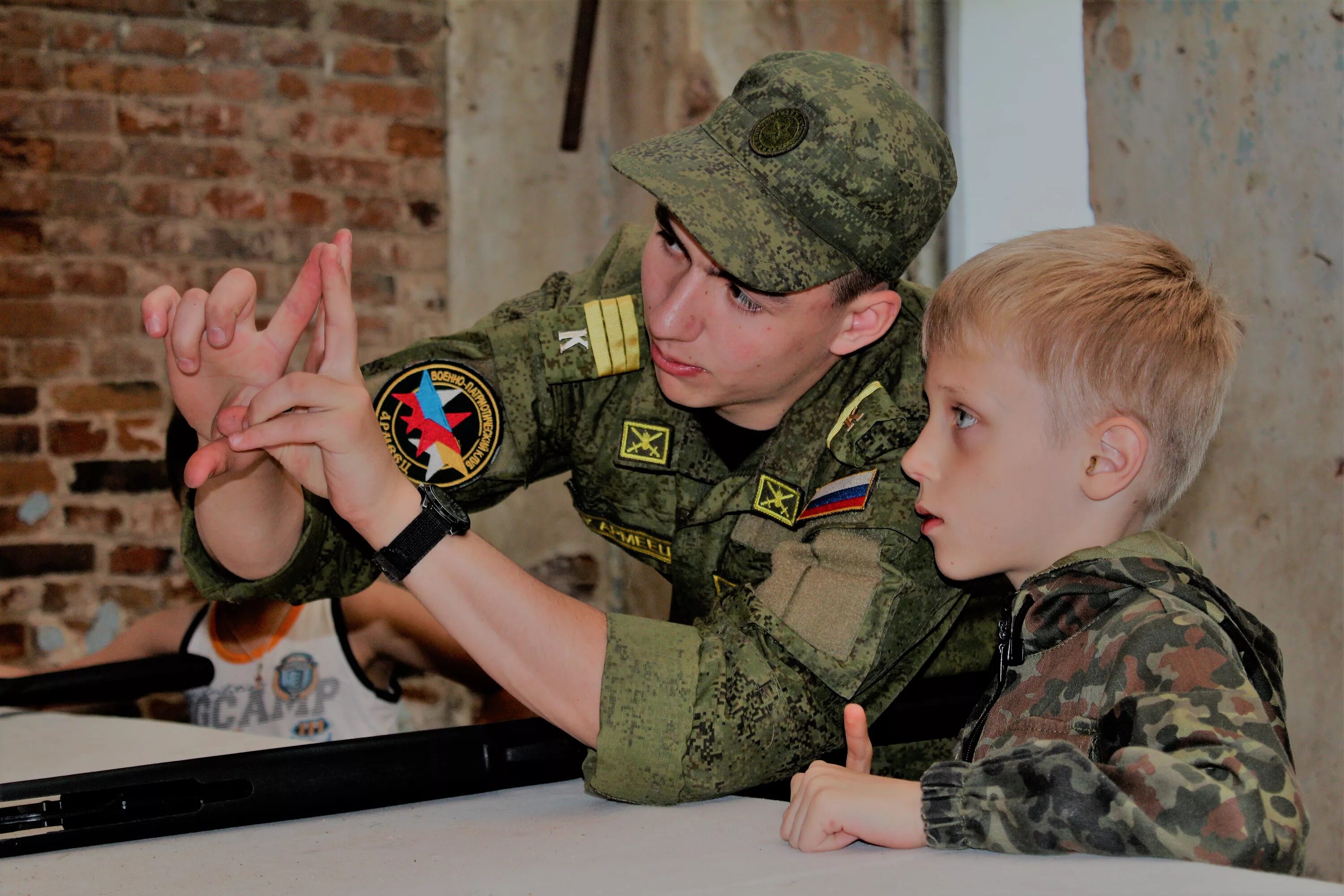 Военно-патриотическое воспитание молодежи. Военнопатриотичекое воспитание. Военный с ребенком. Школьник военный. 23 февраля дети учатся в школе 2024