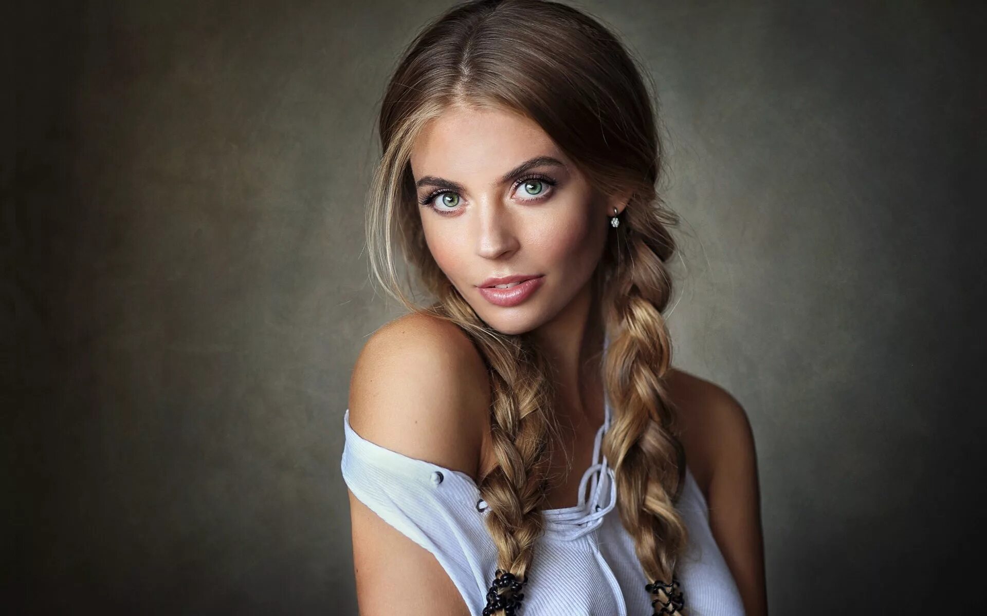 Девушка на розовом фоне. Русские народные прически. Красивые славянские женщины. Необычные девушки красивые. Дарья гунчикова модель.