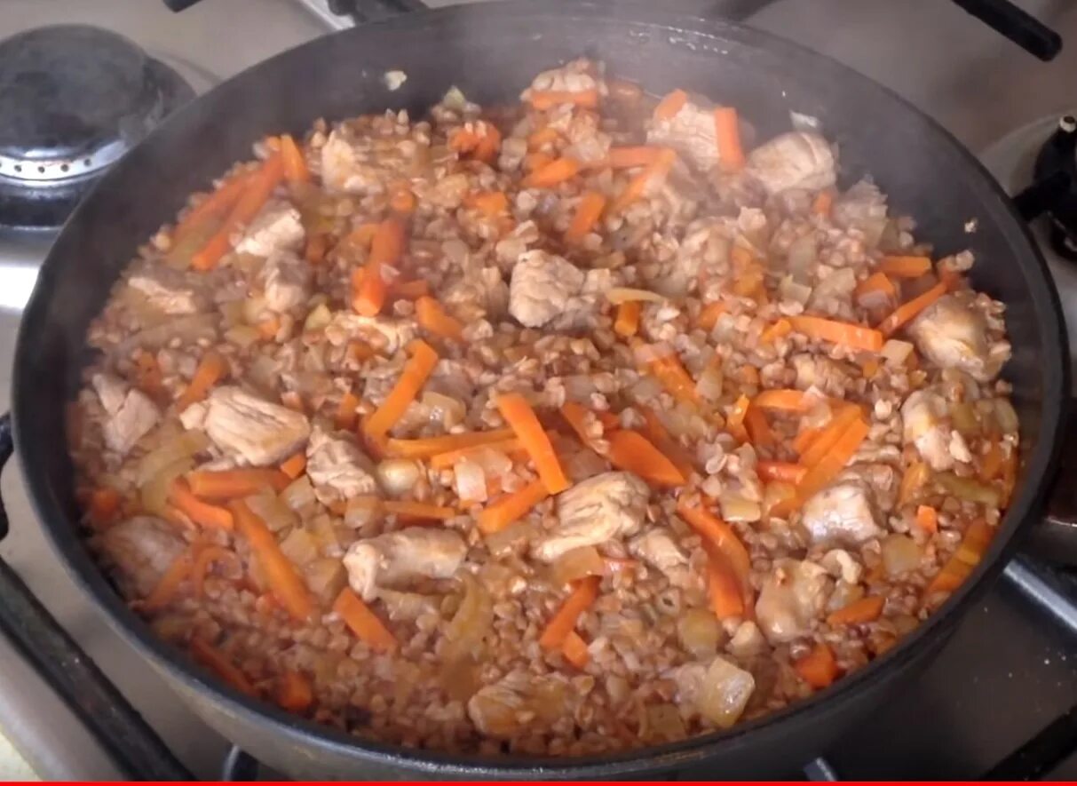 гречка со свининой на сковороде. диетические блюда из гречки. гречка по купечески. гречка по купечески. гречка с мясом на сковороде с луком и морковью свинина.