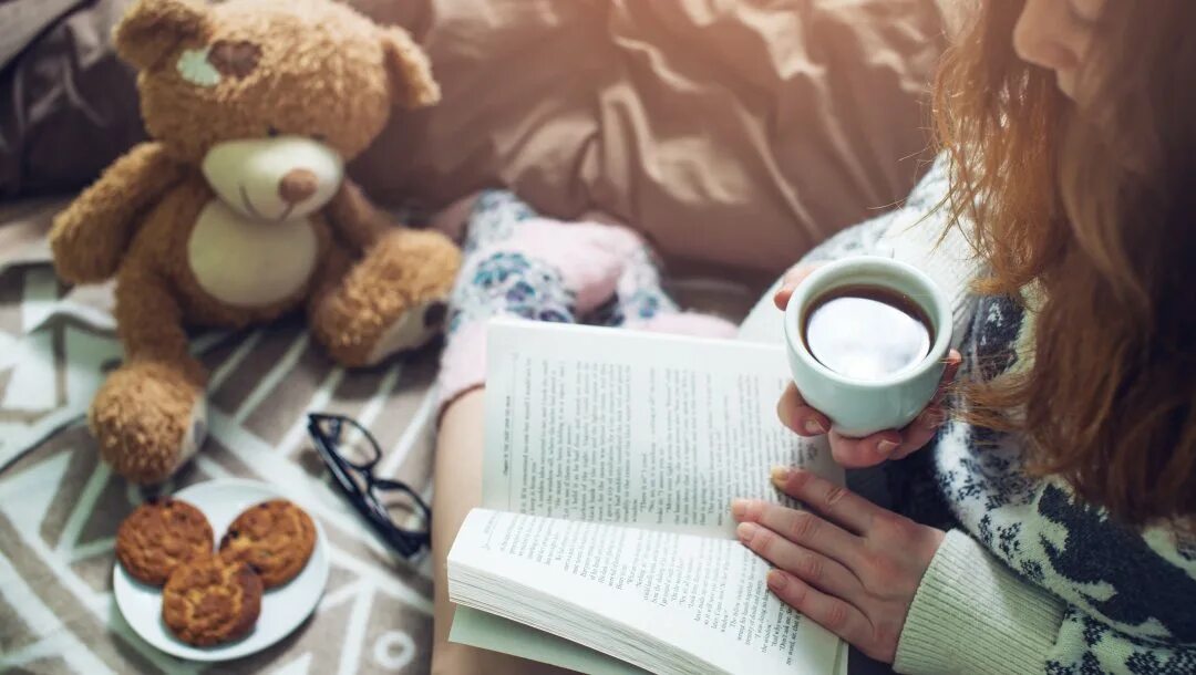 Кофе в постель. Кофе в постель девушке. Девушка пьет кофе. Кофе в постель девушке. Девушка в кровати с кофе.