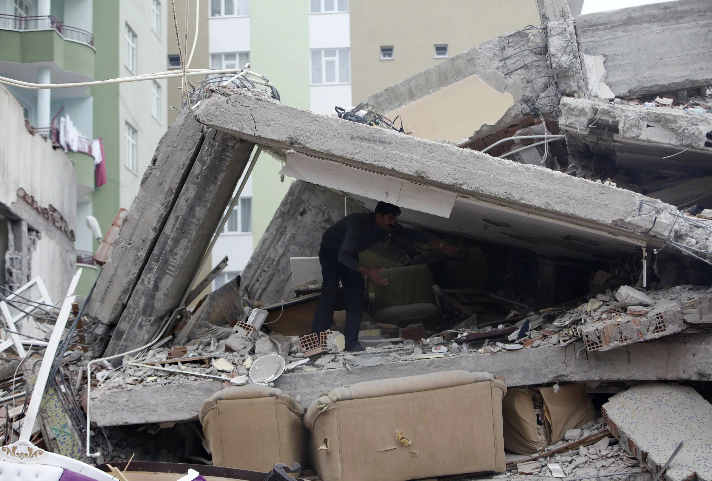 Дома выдерживающие землетрясение. Пхукет землетрясение 2023. Землетрясение в японии 2011 небоскребы. Перекошенный дом япония. Обрушение зданий землетрясение.