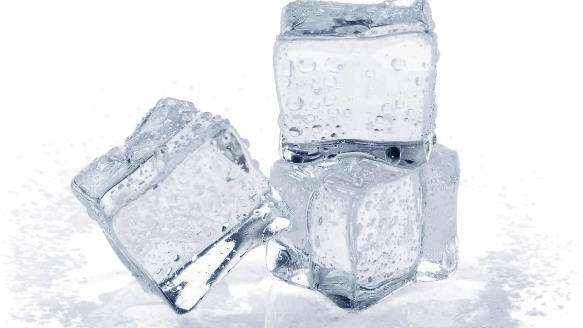 Сколько кубиков льда. Кусок льда. Кусочки льда. Кубики льда с зеленью. Россыпь кубиков льда.