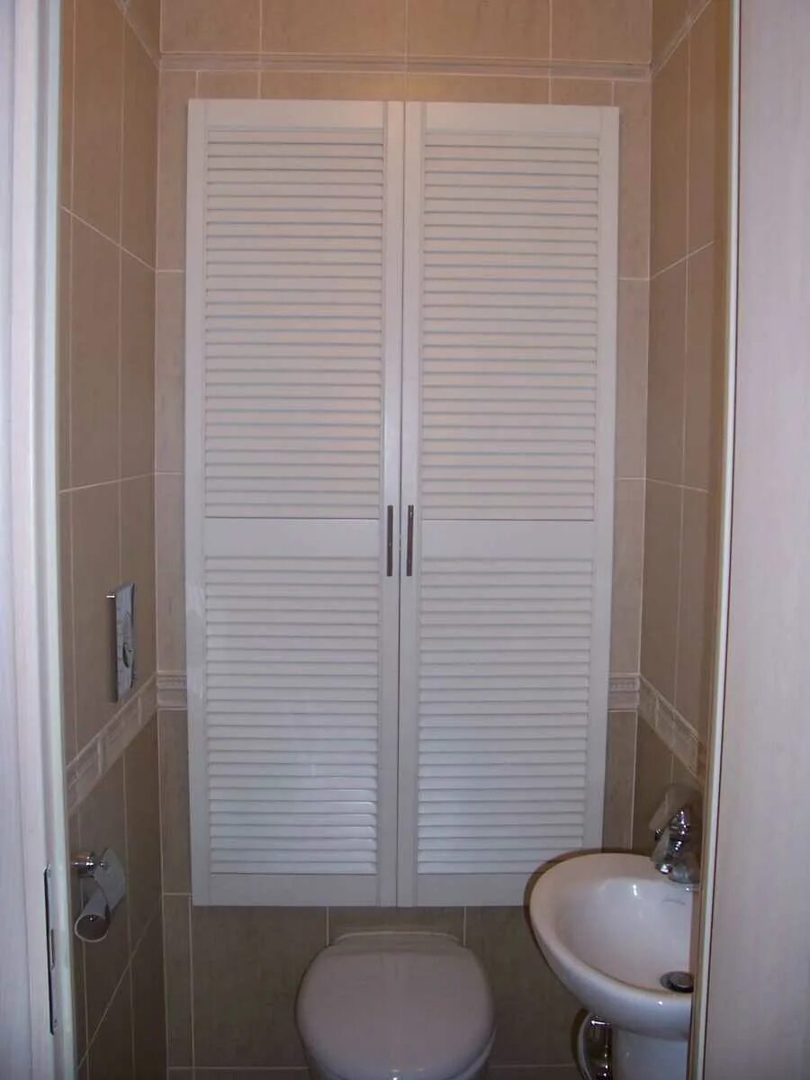 Дверца в туалете купить. Сантехнический шкаф в туалет. Жалюзийные дверцы в туалете. Двери жалюзи в туалете. Дверцы для шкафа в туалете.
