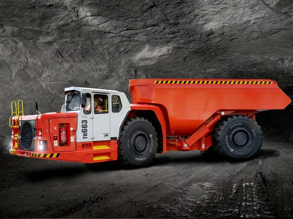 Sandvik th680. Сандвик карьерный самосвал. Автосамосвал Sandvik. Подземный самосвал th340.