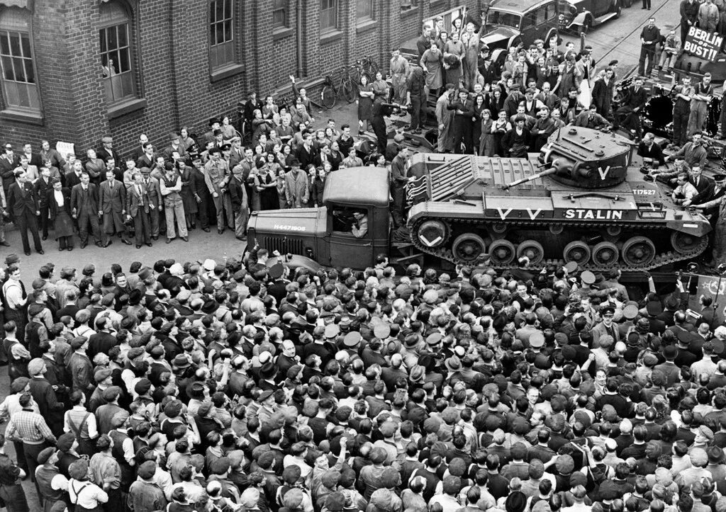 Танк абрамс м1а2. Чекпойнт чарли берлин 1961. Против танков сша. Подбитый т 34 85. Т 90а и m1a2 абрамс.