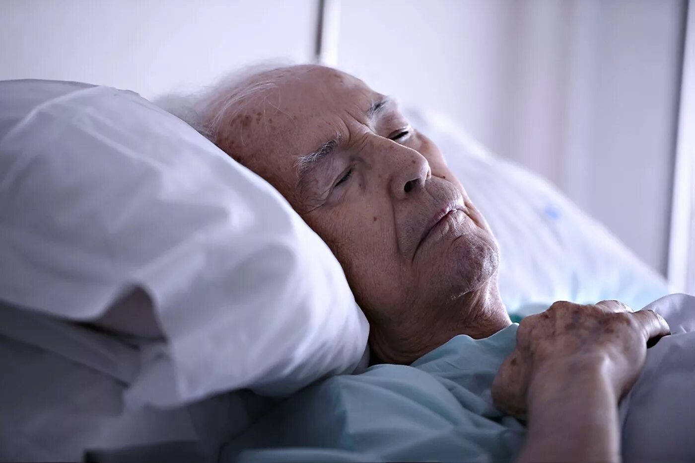 Дедушка плохо видит. Пожилой пациент. Пожилой мужчина в больнице. Смерть пожилого человека.