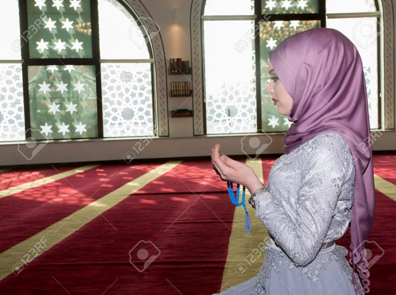 Алсу в мечети. Женщины в мечети. Девочка мусульманка в мечети. Ходить в мечеть. Женский зал в мечети.