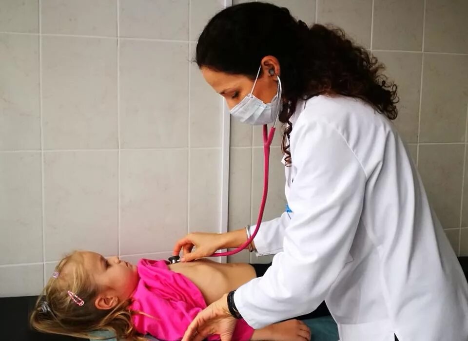 Медицинский осмотр детей. Детский врач осматривает. Педиатр осматривает ребенка. Клиническое обследование ребенка.