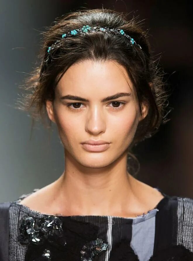 Дженнифер лоуренс в рекламе сумок диор. Cl 2ne1. Украшения из дерева с чем носить. Аксессуар 2015. Важный аксессуар.