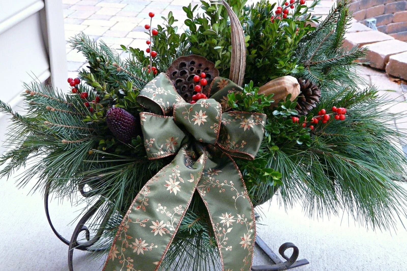 новогодние композиции своими. новогодняя композиция из веток сосны. новогодняя композиция из веток. новогодняя композиция из веток на подоконник своими руками. хвойник нобилис.