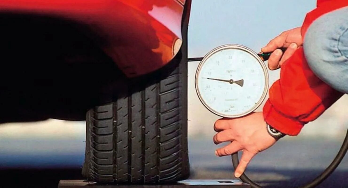 Давление в шинах авто. Давление колеса на дорогу. Давление в шинах автомобиля. Давление в шинах. Подкачка колес.