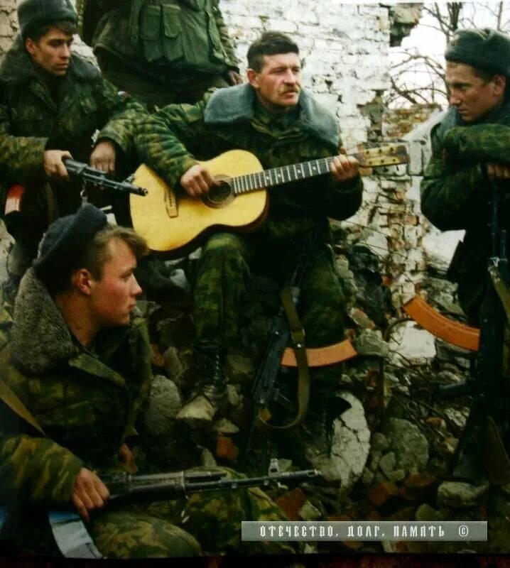 Армия песни про украину. Российский солдат с гитарой. Чеченские боевики на привале. Афганцы в Чеченской войне. Армейские под гитару.