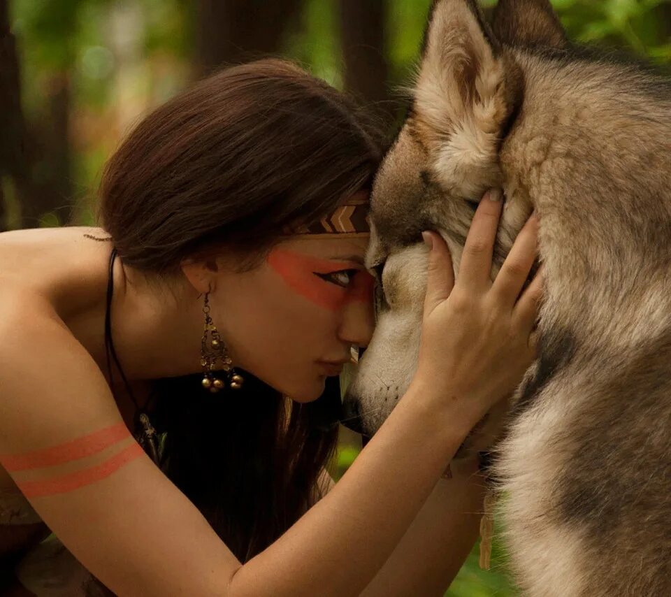 Обнимаю волка. Женщина волк. Волк обнимает девушку. Девушка с волком.