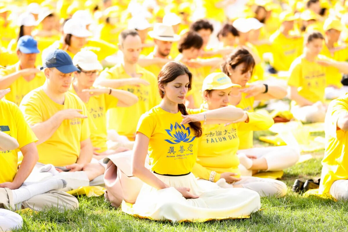 Falun Gong. Практики Фалуньгун. • Тотальная пропаганда, порочащая Фалуньгун. Красивые картинки Фалунь Дафа. During 00