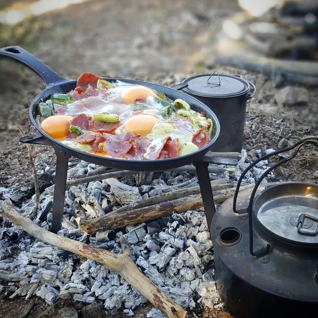 Camping and cooking. Еда в кемпинге. Campfire cooking. Яичница на костре. Готовка в казане на костре.