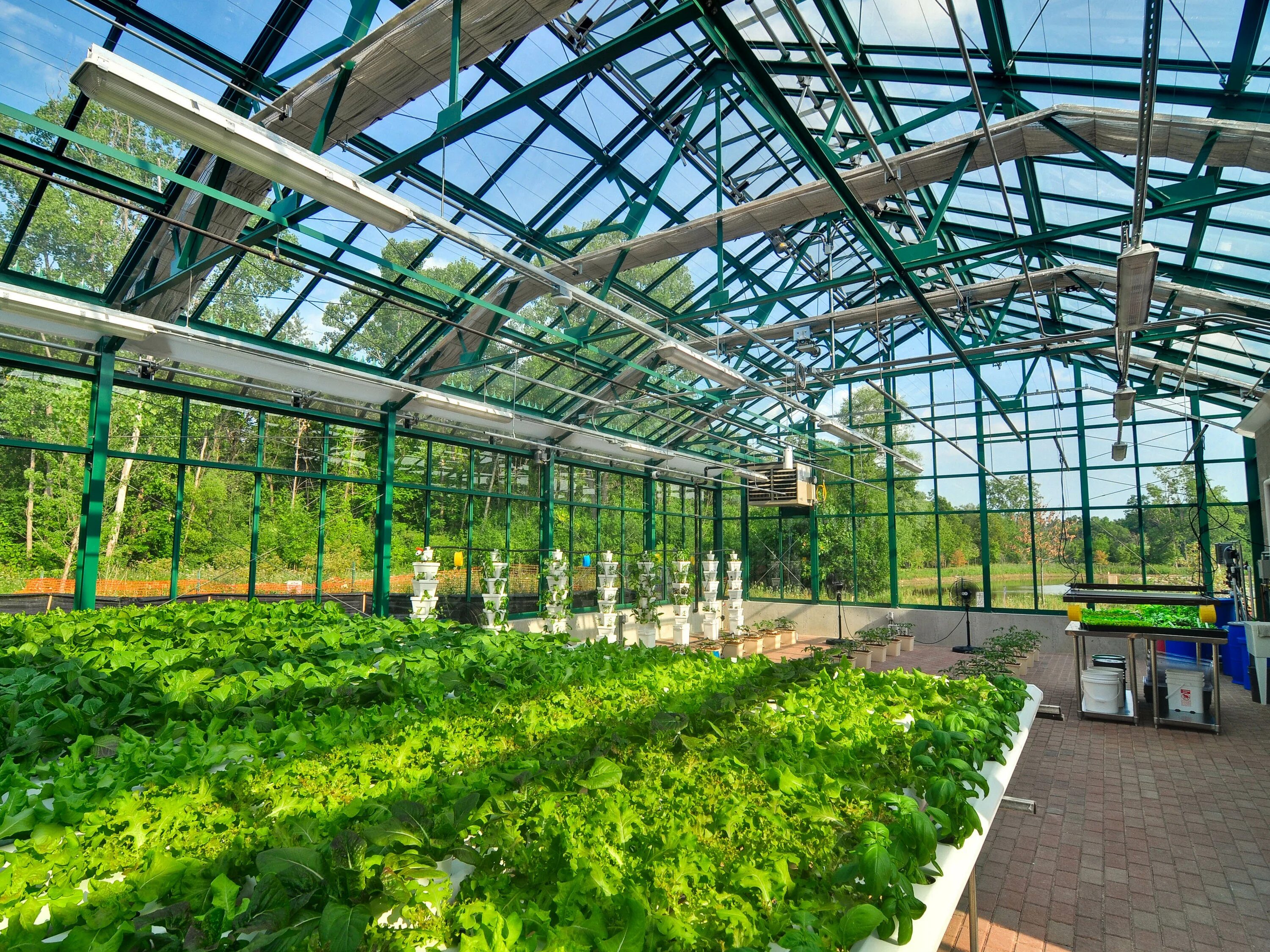 Теплицы в сергиевом посаде от производителя. Теплицы green house greenhouse теплицы. парник greenhouse т-21. двускатная промышленная оранжерея. промышленные двускатные теплицы.