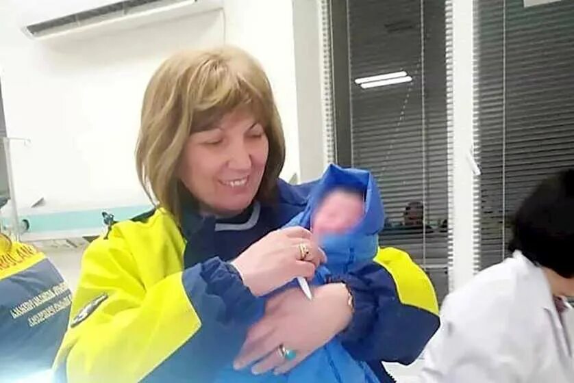 Роженица в скорой помощи. Роженица в скорой помощи. Ребенок родился в скорой помощи. Машина скорой помощи. Ребенок родился в скорой помощи.