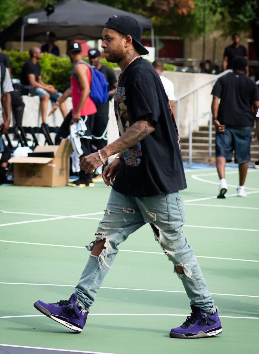Как правильно одевать кроссовки. Nike air jordan 4 travis scott. jordan 4 cactus jack purple. джорданы кроссовки 4 трэвис скотт. nike air jordan 4.