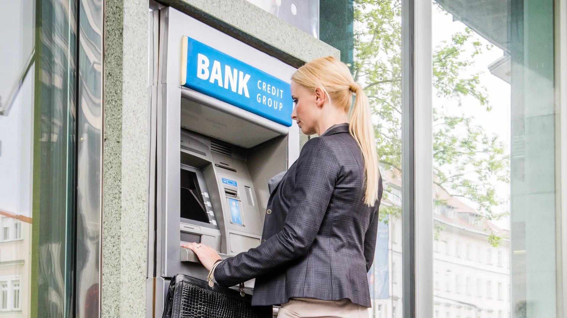 Bank staff. Касса "банк". Телефонный банкинг. Банк Узб. Самые передовые банки.