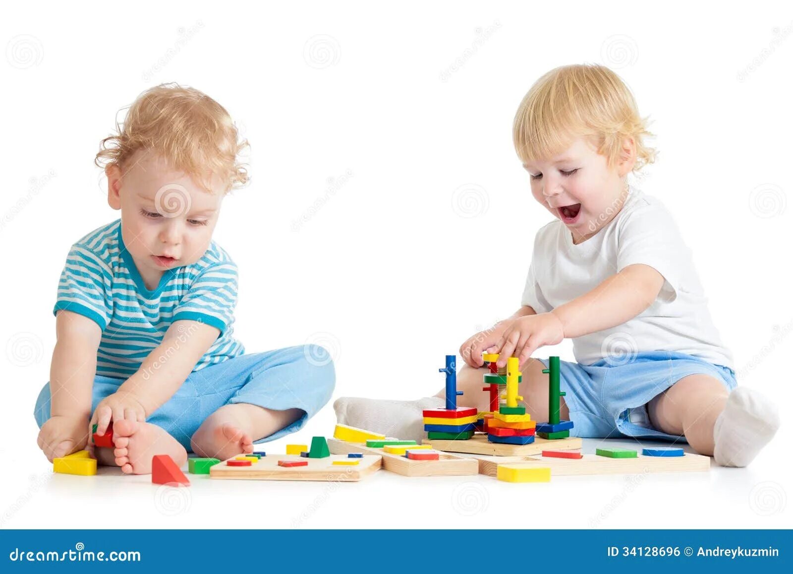 Кубики для детей. Дети играют. Школьник с настольной игрой. Игрушки для детей дошкольного возраста. Игрушки для детей в детском саду.