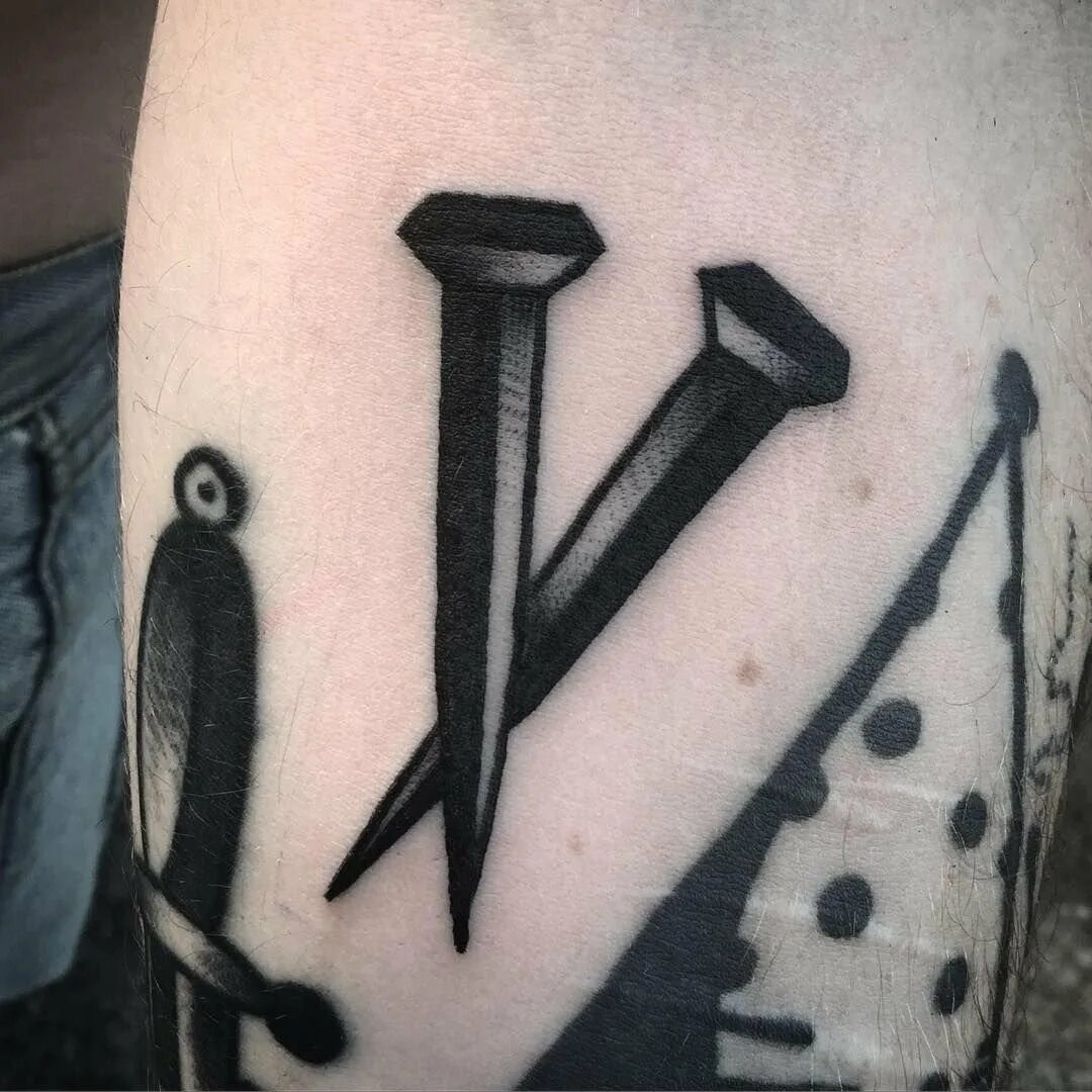 Тату гвозди эскиз. Два гвоздя тату. Перекрещенные гвозди тату. Тату гвозди значение. Тату колышки.
