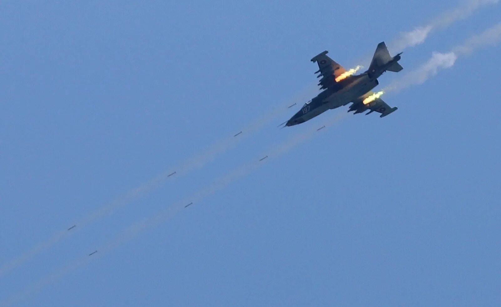 Самолеты стреляют ракетами. Истребитель су-35. Су-25 штурмовик атакует. Су-25 грач. Самолеты стреляют ракетами.