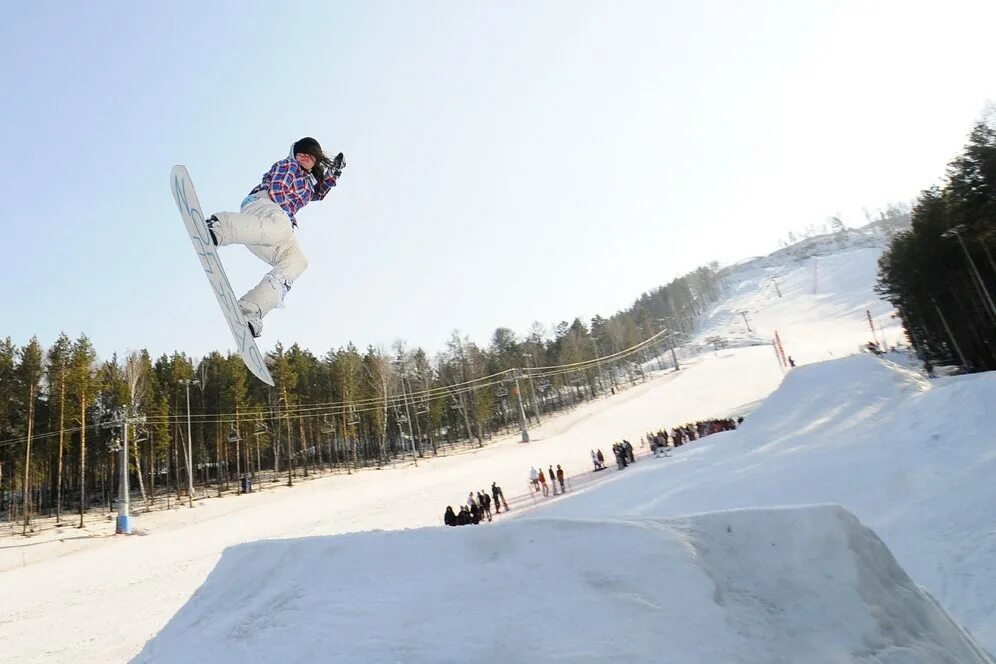 Красноярск -бобровый лог видео. Сноубординг в красноярске. Бобровый лог красноярск сноуборд. Универсиада-2019 горнолыжники бобровый лог. Красноярск горные лыжи бобровый лог.
