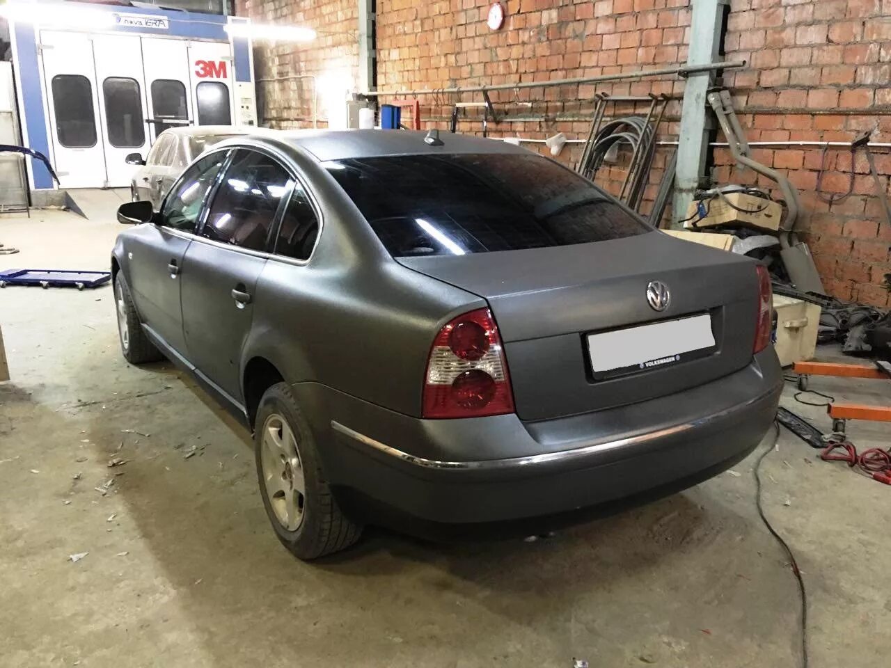 Краска пассат б5. Пассат б5 в рапторе. passat b3 раптор. седан в раптор. покраска раптор ssang yong.
