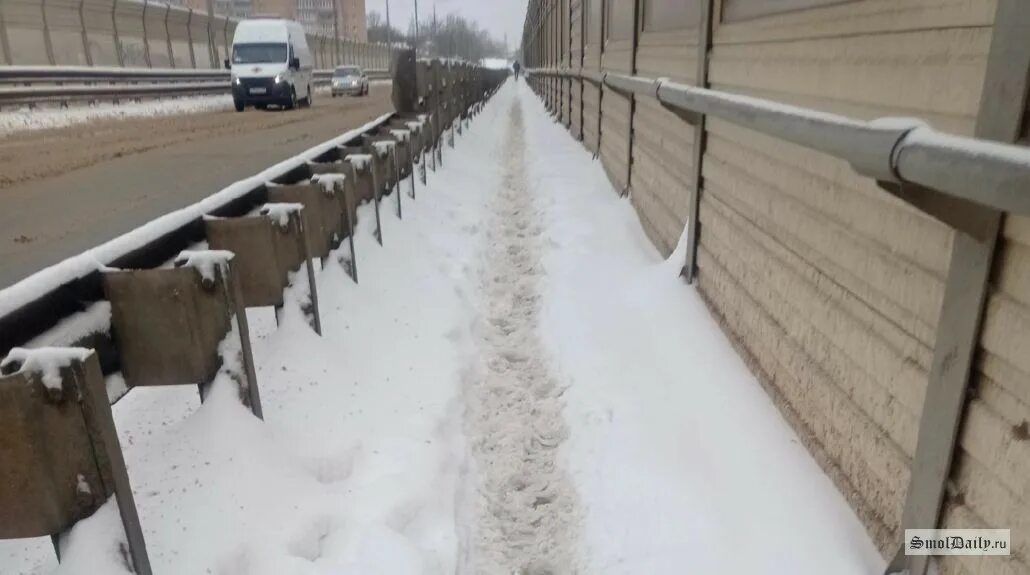 Тротуар быстро высыхал дул теплый западный. Тротуар. завалило снегом. снег. снегопад в городе фото.